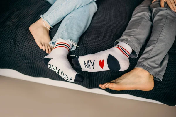 Yatakta çorapları olan çift.