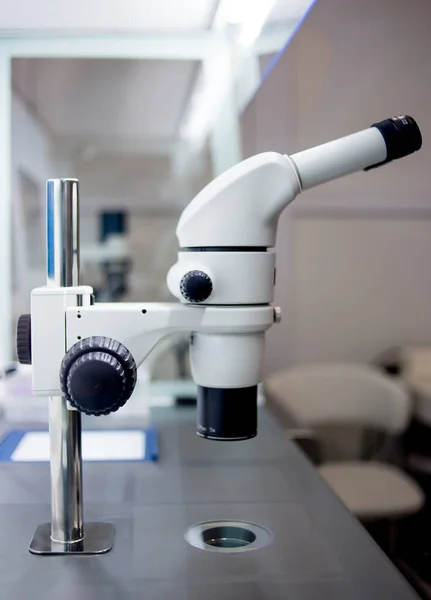 Laboratuvarı modern mikroskobu