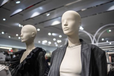 Siyah beyaz elbiseli bir manken.