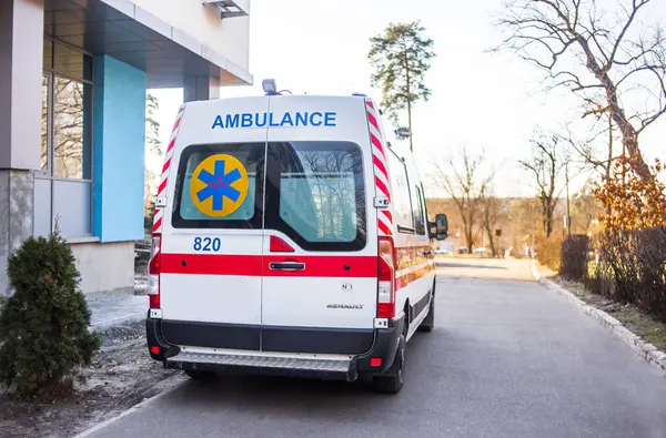 Hastanede acil ambulans var.