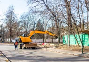 İşçi sokağı temizliyor.