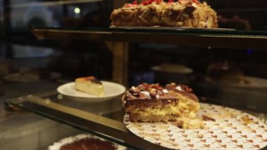 Lezzetli taze ve lezzetli kekler tabakta