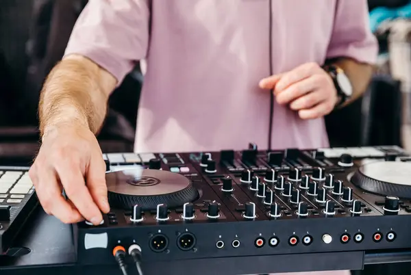 Kulüpte DJ karıştırma konsolu