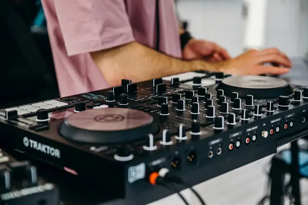 Adam DJ konsolunda müzik çalıyor.