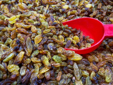 Pazarda taze kuru üzümler.