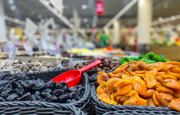 Taze kurutulmuş kayısı ve kuru erik.