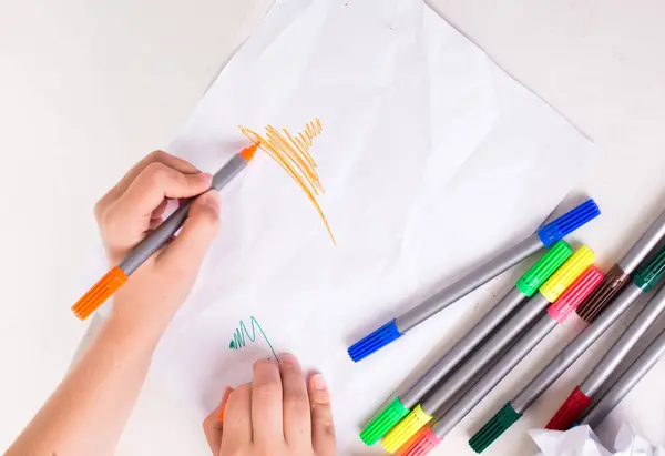 Renkli kalemlerle el çizimi