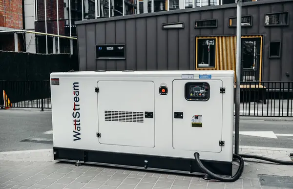 Şehrin sokaklarında çalışan dizel jeneratör WS22-BS