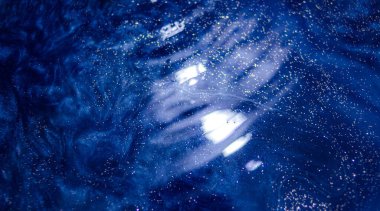 Su lekelerinin soyut dokusu, ışığın parlaklığı