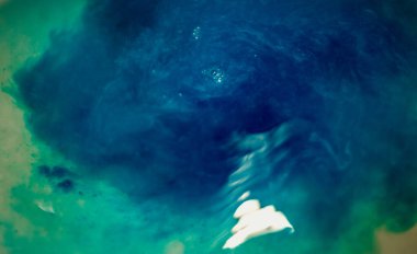 Su lekelerinin soyut dokusu, ışığın parlaklığı