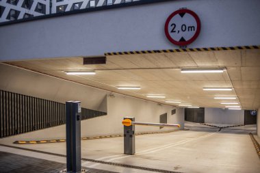 Yeraltı otoparkı modern tarzda.