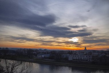Krakow şehrinin bir fotoğrafı, şehir manzaralı gün batımı
