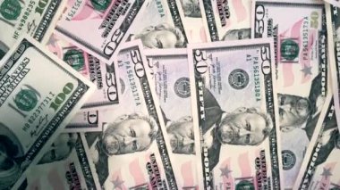 Bir sürü 50 ve 100 dolarlık banknotlar.