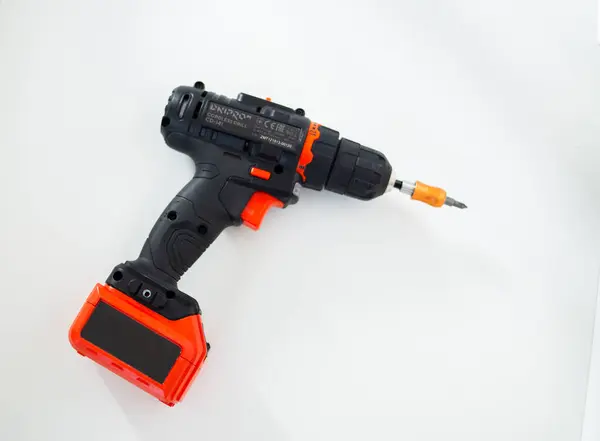 beyaz zemin üzerine Akülü tornavida