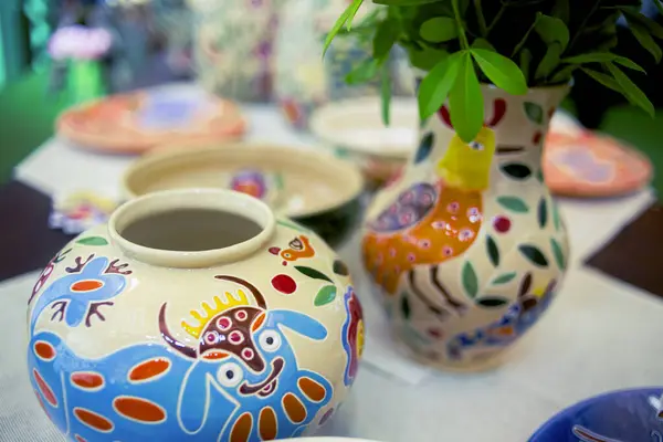 Elle boyanmış çömlek vazosu ve kase