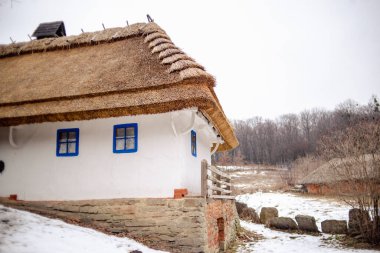 Ukrayna 'da Geleneksel Thatched Evi