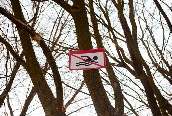 Gölün yanındaki parkta yüzme işareti yok.