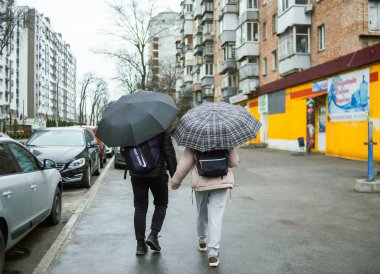 Kyiv Ukrayna 24 Mart 2025 Şemsiye altında yürüyen romantik çift