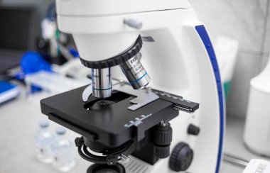 Laboratuvarda bilimsel araştırma mikroskobu