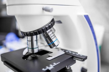 Laboratuvarda bilimsel araştırma mikroskobu