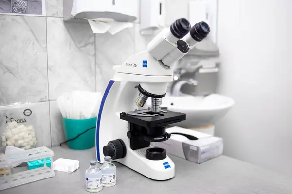 Laboratuvarda mikroskop PrimoStar, tıbbi araştırma.