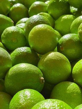 Markette güneşin altında taze taze limonlar