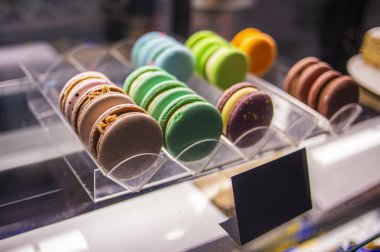 Bir vitrinde çeşitli makaronlar