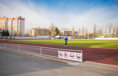 Kullanım kısıtlamalarını gösteren işaretlerle çalışan bir çalıştırıcı