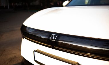 Kyiv Ukrayna 12 Nisan 2025: Çin elektrikli araba markası ZEEKR 007 Geely