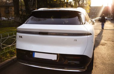 Kyiv Ukrayna 12 Nisan 2025: Çin elektrikli araba markası ZEEKR 007 Geely