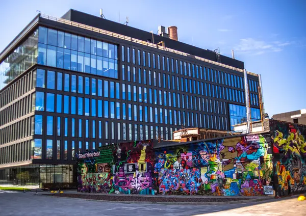 Şehir Merkezinde Renkli Graffiti Sanatı ile Modern Ofis Binası