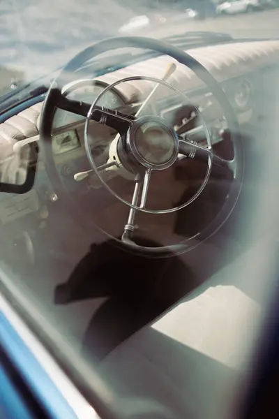 Eski bir arabanın direksiyonu Gaz-21.