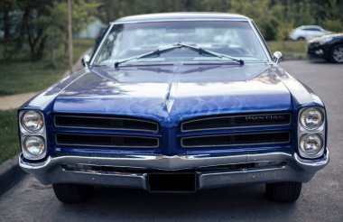 Güneşli bir günde klasik Mavi Pontiac Araba Ön Manzarası