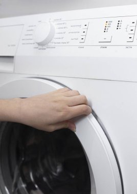 Çamaşırları çamaşır makinesinde yıkamaya hazırlıyorum.