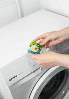 Çamaşır deterjanı Elde Çamaşır Makinesinin Yanında Temizlik Konsepti