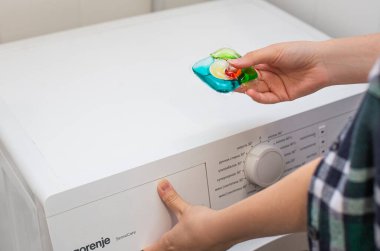 Çamaşır deterjanı Elde Çamaşır Makinesinin Yanında Temizlik Konsepti
