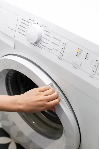 Çamaşırları çamaşır makinesinde yıkamaya hazırlıyorum.