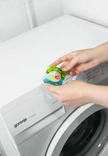 Çamaşır deterjanı Elde Çamaşır Makinesinin Yanında Temizlik Konsepti