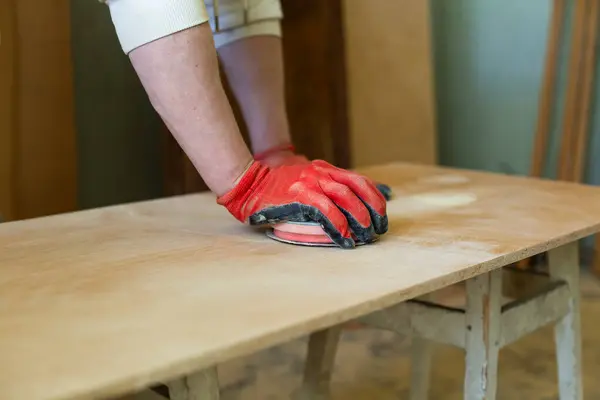 Marangozluk atölyesinde Kılavuz Ahşap Zımparalama İşlemi