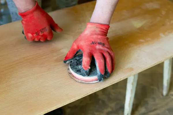 Sanding Aracıyla Ahşap Yüzeyde Ahşap İşçisi