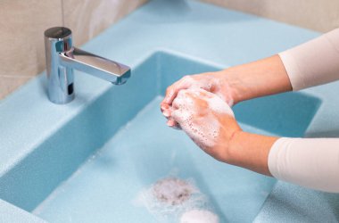 Lavaboda su ve sabunla el yıkama.