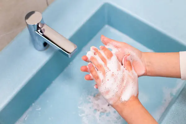 Lavaboda su ve sabunla el yıkama.