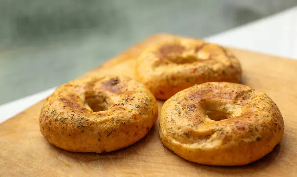 Tahıl unundan yapılmış altın hamurlu çıtır çörekler, ev yapımı pişirme tarifleri