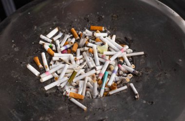 Kül tablasında sigara izmaritleri.