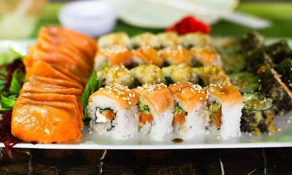 Masada servis edilen taze, lezzetli börekler.