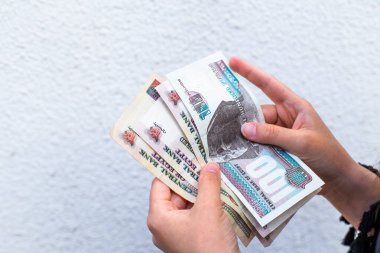 Mısırlı banknotları sayarak kadın ellerine yakın çekim