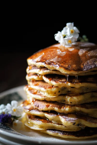 Damlayan şuruplu gözleme.