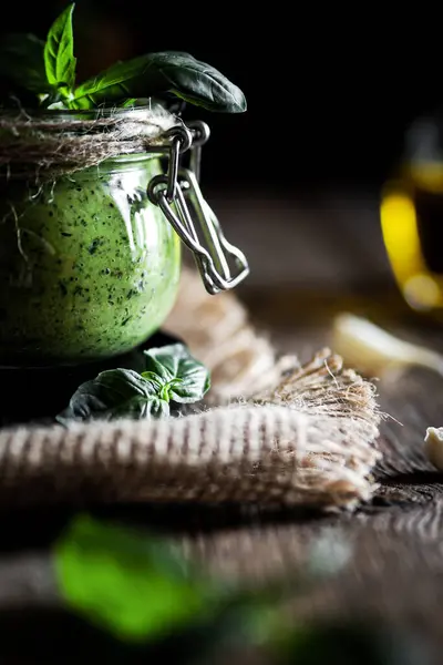 Ev yapımı fesleğen pesto sos