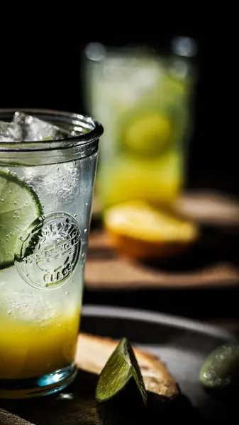 Buz ve limonlu soğuk limonata.