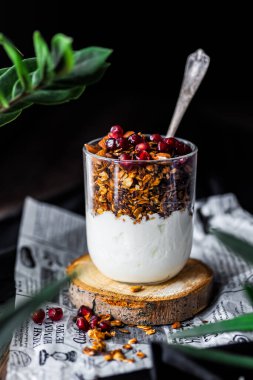Kahvaltı granola yoğurt ile